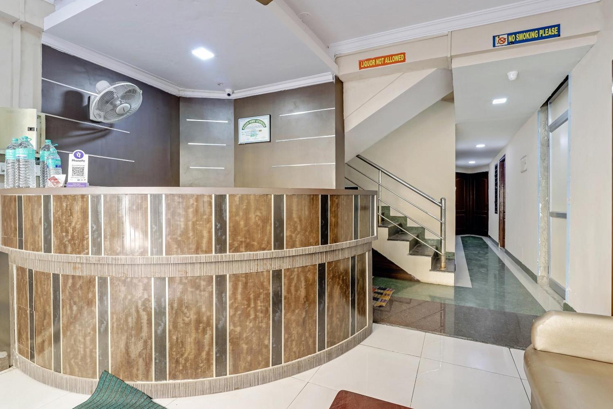 Spot On Grand Residency Hotel Csennai Kültér fotó