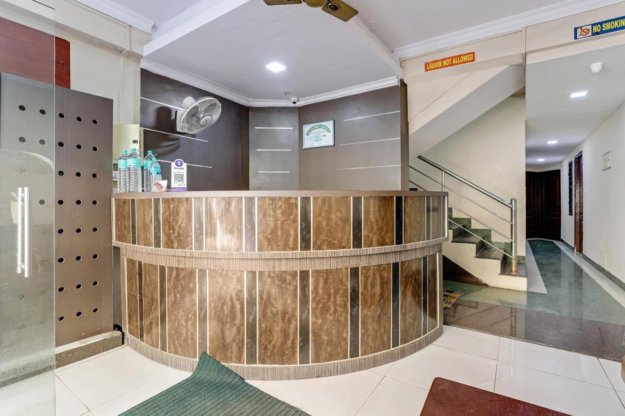Spot On Grand Residency Hotel Csennai Kültér fotó