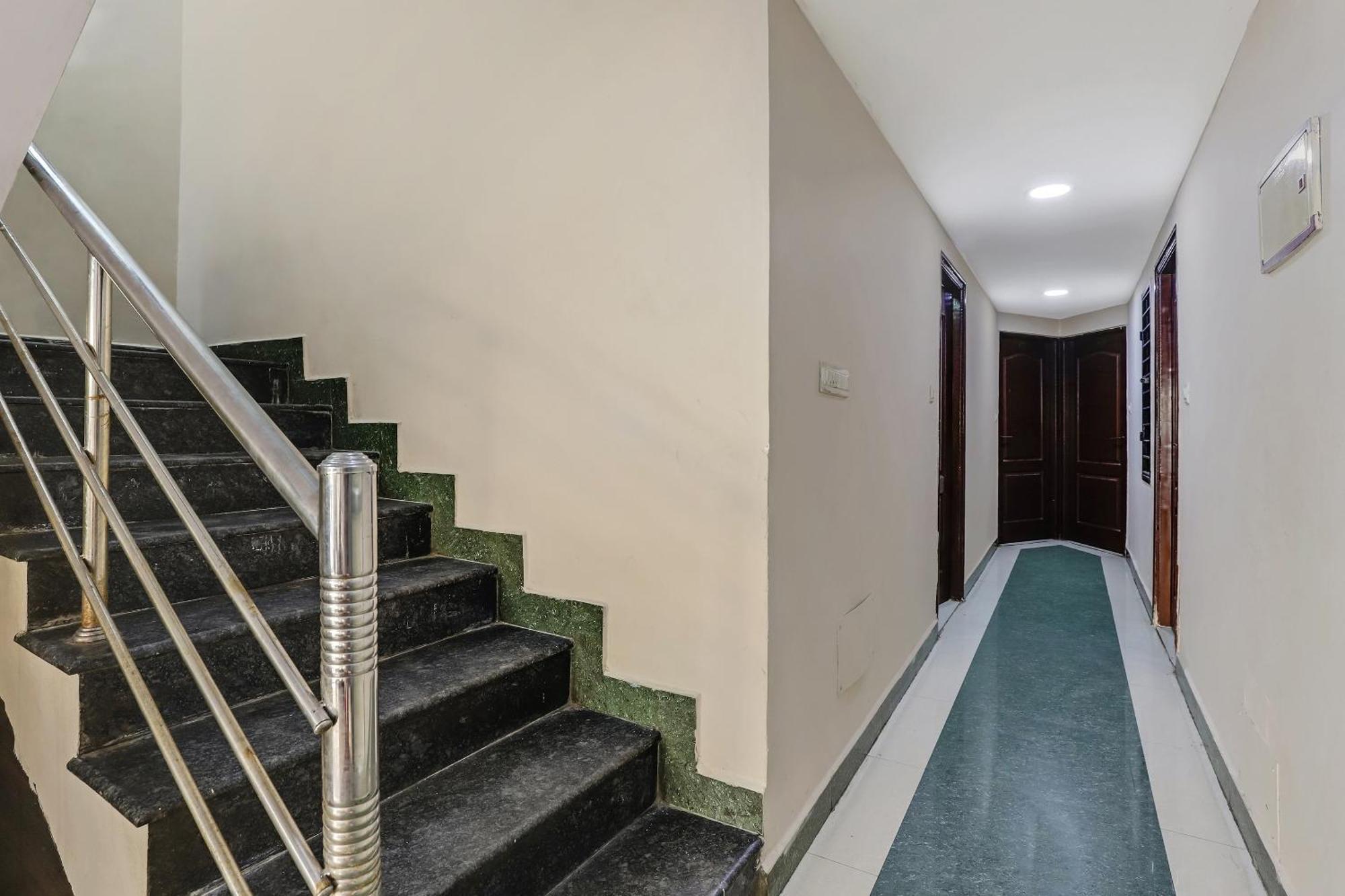 Spot On Grand Residency Hotel Csennai Kültér fotó